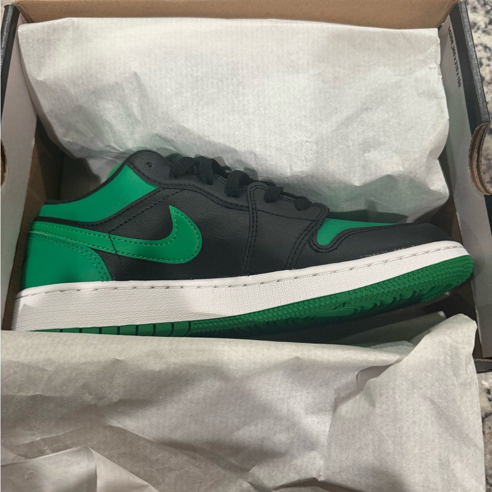 Nike Low Top Sneaker in Black and Green